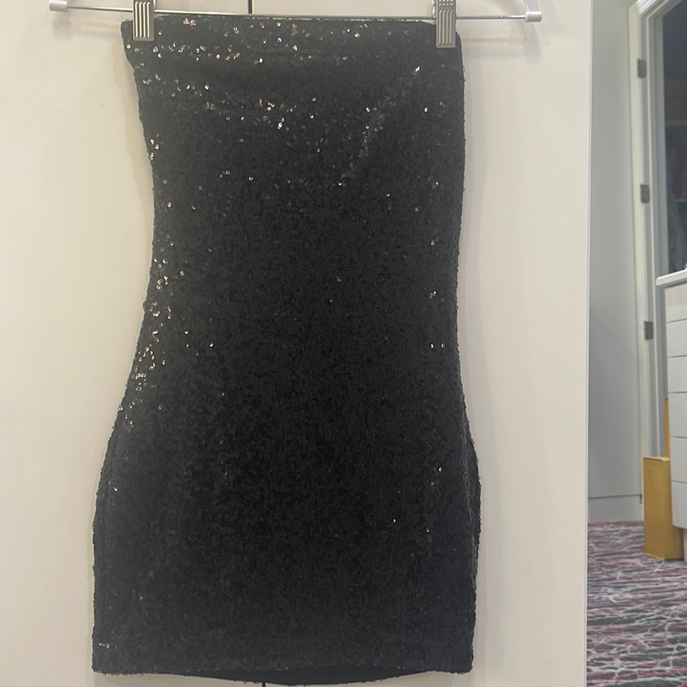 Black sequin dress size small. Super cute size small mini dress